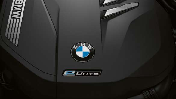 Elektromotor BMW řady 7 Sedan BMW řady 7 Sedan: Detailní pohled na elektromotor s nápisem eDrive