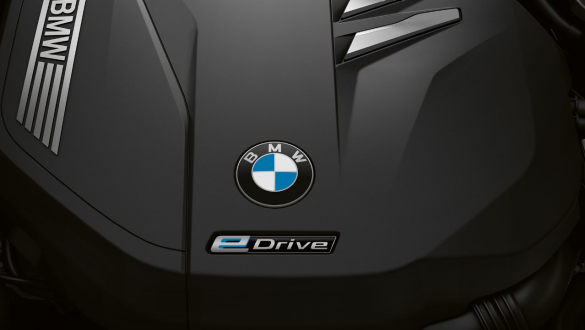 Elektromotor BMW řady 7 Sedan BMW řady 7 Sedan: Detailní pohled na elektromotor s nápisem eDrive