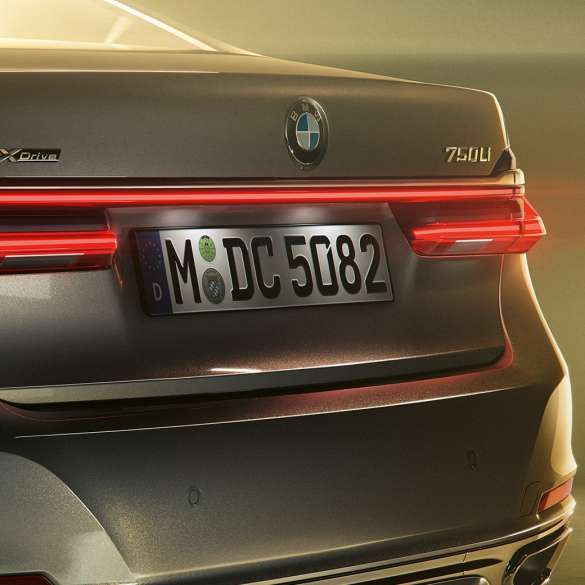BMW řady 7 Sedan označení 750Li BMW řady 7 Sedan: detailní pohled na nápis 750Li na zadní části vozu