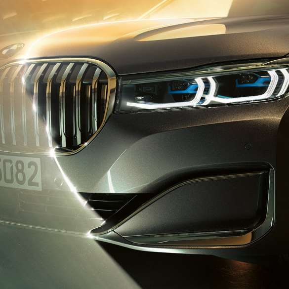 Maska chladiče ve tvaru ledvinek a laserové světlomety BMW řady 7 Sedan BMW řady 7 Sedan: detailní pohled na přední část s velkou maskou ve tvaru ledvinek a laserovými světlomety