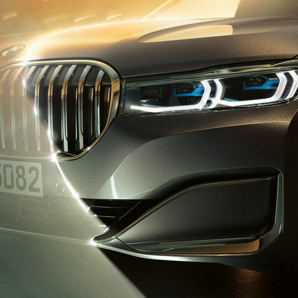 Maska chladiče ve tvaru ledvinek a laserové světlomety BMW řady 7 Sedan BMW řady 7 Sedan: detailní pohled na přední část s velkou maskou ve tvaru ledvinek a laserovými světlomety