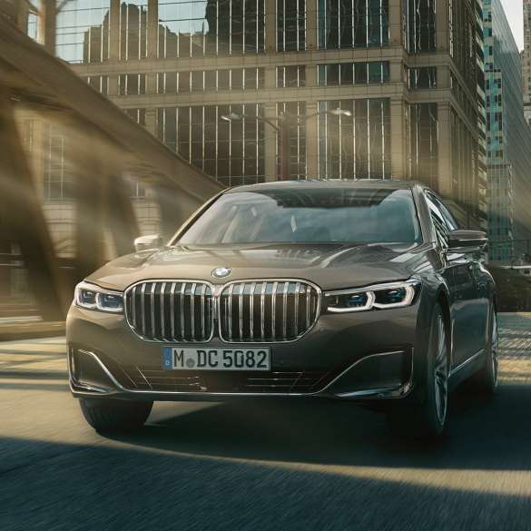 BMW řady 7 Sedan Asistenční systémy Asistenční systémy: BMW řady 7 Sedan jedoucí před městskou zástavbou