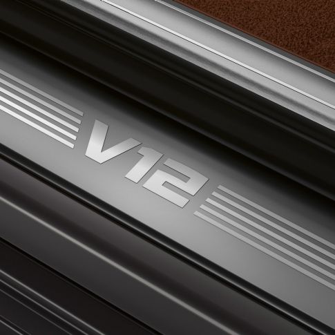 BMW nástupní práh s nápisem V12 BMW M760Li xDrive: detailní pohled nástupní práh s nápisem V12