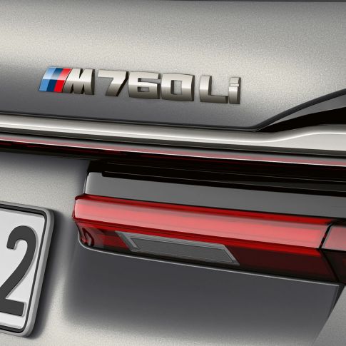 BMW řady 7 Sedan: detailní pohled na označení BMW M760Li BMW řady 7 Sedan: detailní pohled na označení BMW M760Li v zadní části vozu