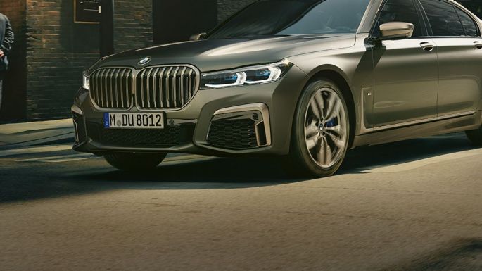 BMW ?760Li xDrive v městské zástavbě BMW M760Li xDrive v pohledu šikmo z boku v městské zástavbě