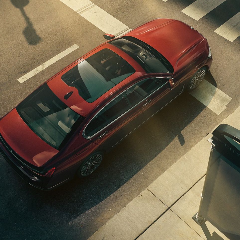 BMW řady 7 Individual, pohled z ptačí perspektivy Červené BMW řady 7 Individual z ptačí perspektivy