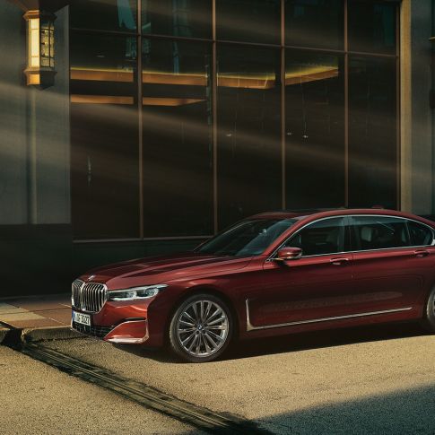 BMW řady 7 Sedan, boční pohled Boční pohled na červené BMW řady 7 Sedan Individual stojící před městskou zástavbou