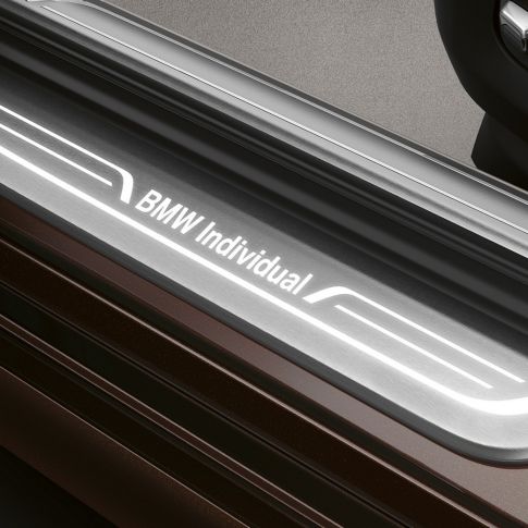 Prahová lišta BMW řady 7 Sedan Individual BMW řady 7 Sedan: prahová lišta s nápisem BMW Individual