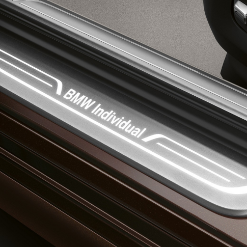 Prahová lišta BMW řady 7 Sedan Individual BMW řady 7 Sedan: prahová lišta s nápisem BMW Individual
