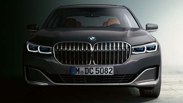BMW řady 7 Sedan přední nárazník BMW řady 7 Sedan: Pohled zepředu, detail na přední nárazník