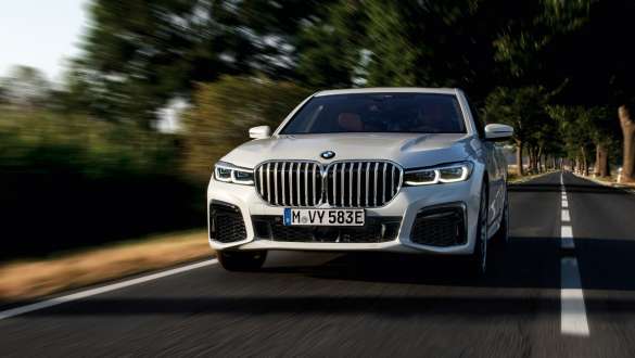 Plug-in hybridní BMW řady 7 Sedan G11 G12 jízdní záběr zepředu Plug-in hybridní BMW řady 7 Sedan G11 G12 jízdní záběr zepředu na silnici
