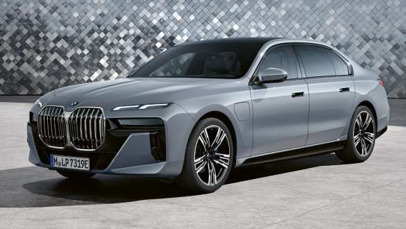 Pohled z boku BMW řady 7 Sedan G70 PHEV 750e xDrive metalický lak Dravite Grey (šedá) BMW řady 7 Sedan G70 PHEV 750e xDrive metalický lak Dravite Grey (šedá) pohled z boku