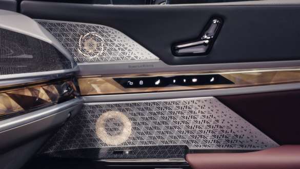 Audiosystém Bowers & Wilkins Diamond s prostorovým zvukem ve dveřích spolujezdce BMW řady 7 Sedan G70 ICE 740i M sportovní paket BMW řady 7 Sedan G70 ICE 740i M sportovní paket detailní pohled na audiosystém Bowers & Wilkins Diamond s prostorovým zvukem ve vdeřích spolujezdce