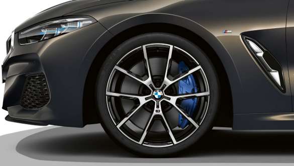 BMW M850i xDrive s metalickým lakem Dravit Grey, 20ʺ M kola z lehké slitiny 728 M. BMW M850i xDrive s metalickým lakem Dravit Grey, 20ʺ M kola z lehké slitiny 728 M.
