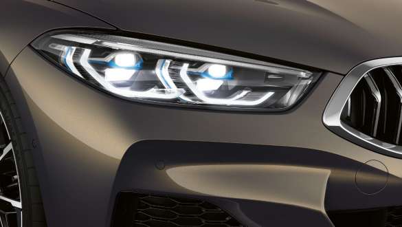 BMW M850i xDrive s metalickým lakem Dravit Grey, BMW Laserlight, vlevo. BMW M850i xDrive s metalickým lakem Dravit Grey, BMW Laserlight, vlevo.