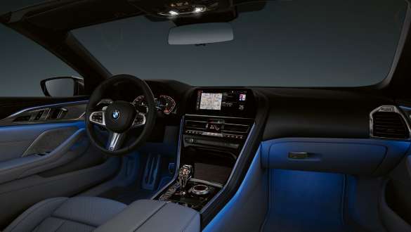 BMW M850i xDrive s metalickým lakem Dravit Grey, nepřímé osvětlení. BMW M850i xDrive s metalickým lakem Dravit Grey, nepřímé osvětlení.