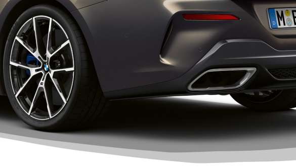 BMW M850i xDrive s metalickým lakem Dravit Grey, zadní pohled, M sportovní diferenciál. BMW M850i xDrive s metalickým lakem Dravit Grey, zadní pohled, M sportovní diferenciál.