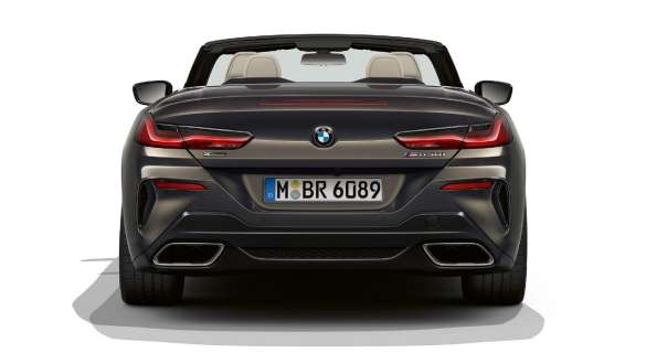 BMW M850i xDrive s metalickým lakem Dravit Grey, zadní pohled, sportovní výfukový systém. BMW M850i xDrive s metalickým lakem Dravit Grey, zadní pohled, sportovní výfukový systém.