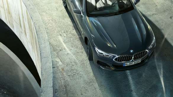 BMW M850i xDrive s metalickým lakem Dravit Grey za jízdy, zpředu, pohled shora, Integrální aktivní řízení. BMW M850i xDrive s metalickým lakem Dravit Grey za jízdy, zpředu, pohled shora, Integrální aktivní řízení.