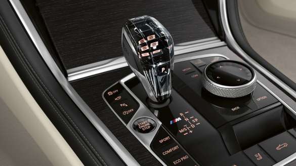 BMW M850i xDrive s metalickým lakem Dravit Grey, volič jízdních režimů. BMW M850i xDrive s metalickým lakem Dravit Grey, volič jízdních režimů.