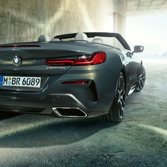 BMW M850i xDrive s metalickým lakem Dravit Grey, zadní tříčtvrteční pohled zprava. BMW M850i xDrive s metalickým lakem Dravit Grey, zadní tříčtvrteční pohled zprava.
