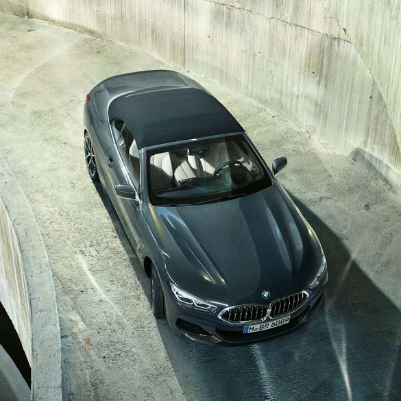 BMW M850i xDrive s metalickým lakem Dravit Grey s černou plátěnou střechou, pohled shora. BMW M850i xDrive s metalickým lakem Dravit Grey s černou plátěnou střechou, pohled shora.