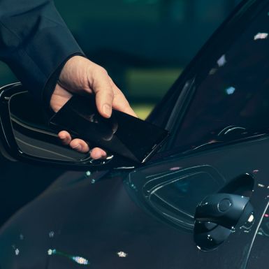 BMW M850i xDrive, řidič otevírající vozidlo chytrým telefonem pomocí digitálního klíče. BMW M850i xDrive, řidič otevírající vozidlo chytrým telefonem pomocí digitálního klíče.