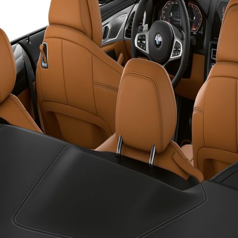 BMW M850i xDrive, interiér s otevřenou plátěnou střechou. BMW M850i xDrive, interiér s otevřenou plátěnou střechou.
