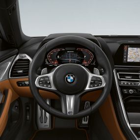 BMW M850i xDrive, M kožený volant s řadicími páčkami a multifunkčními tlačítky. BMW M850i xDrive, M kožený volant s řadicími páčkami a multifunkčními tlačítky.