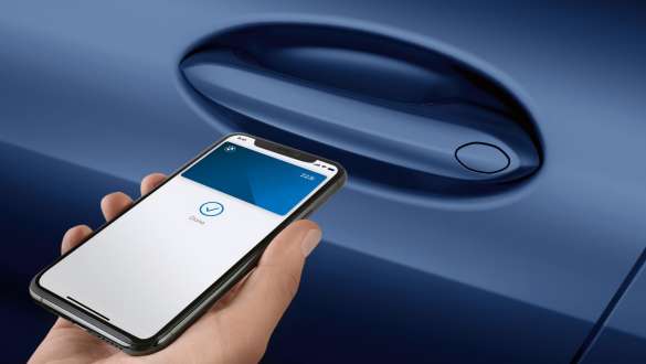 Digitální klíč BMW řady 8 Cabrio G14 LCI Facelift 2022 Ruka držící chytrý telefon u dveří vozidla Digitální klíč BMW řady 8 Cabrio LCI Facelift 2022 detailní pohled