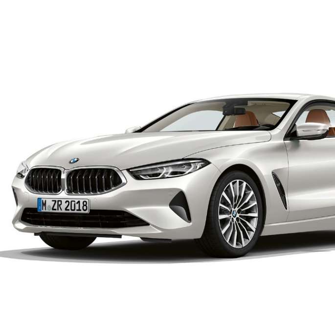 BMW řady 8 Coupé, tříčtvrteční pohled zpředu. BMW řady 8 Coupé, metalická barva Mineral White, tříčtvrteční pohled zpředu.