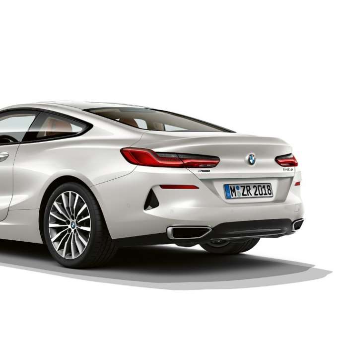BMW řady 8 Coupé, tříčtvrteční pohled zezadu. BMW řady 8 Coupé, metalická barva Mineral White, tříčtvrteční pohled zezadu.