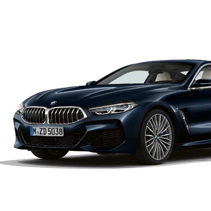 BMW řady 8 Coupé, tříčtvrteční pohled zpředu. BMW řady 8 Coupé, metalická barva Carbon Black, tříčtvrteční pohled zpředu.