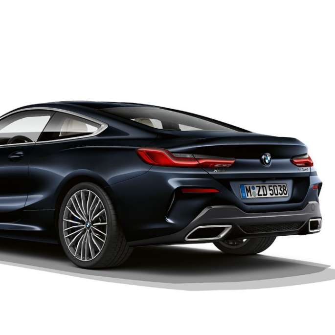 BMW řady 8 Coupé, tříčtvrteční pohled zezadu. BMW řady 8 Coupé, metalická barva Carbon Black, tříčtvrteční pohled zezadu.