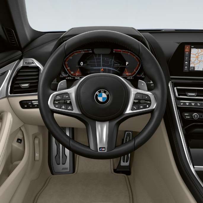 M kožený volant s multifunkčními tlačítky. BMW řady 8 Coupé, kokpit, M kožený volant s multifunkčními tlačítky.