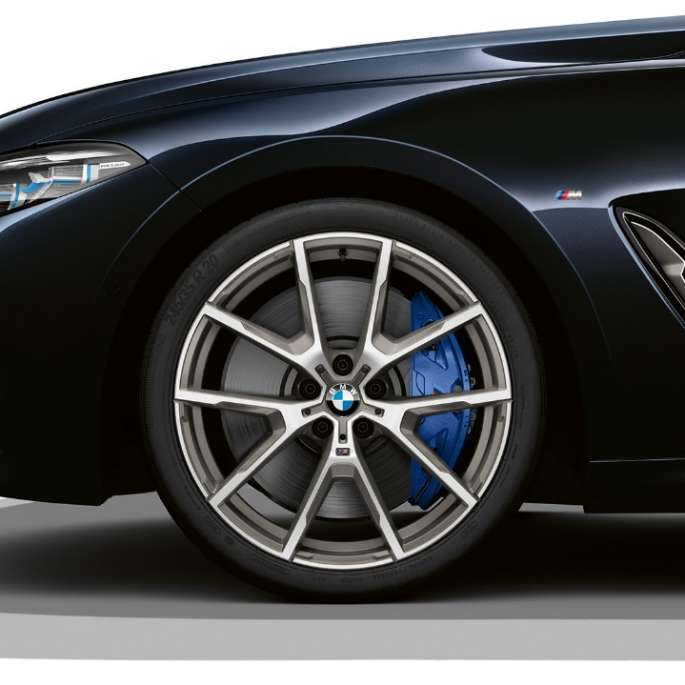 19'' kola z lehké slitiny Double-spoke 727 M Bicolor. BMW řady 8 Coupé, metalická barva Carbon Black, 19'' kola z lehké slitiny Double-spoke 727 M Bicolor.