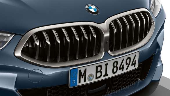 Lamely masky chladiče a Air Breather. BMW řady 8 Coupé, detailní pohled na přední část, lamely masky chladiče a Air Breather.