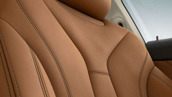 Rozšířené kožené čalounění BMW Individual Merino Cognac. BMW řady 8 Coupé, detailní pohled na sedadlo, rozšířené kožené čalounění BMW Individual Merino Cognac.