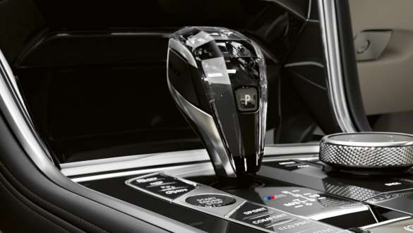 Skleněné prvky CraftedClarity. BMW řady 8 Coupé, volič převodovky, skleněné prvky CraftedClarity.