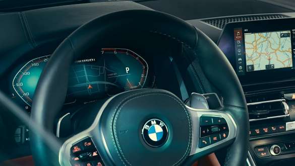 Přístrojový panel. BMW řady 8 Coupé, kokpit, volant s přístrojovým panelem.