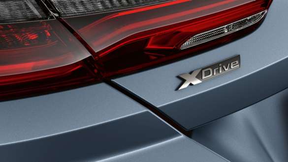 Označení BMW xDrive. BMW řady 8 Coupé, pohled zezadu, označení BMW xDrive.