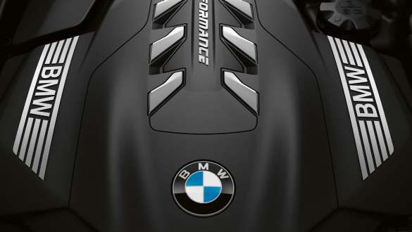 Vznětový řadový 6válec BMW TwinPower Turbo. BMW řady 8 Coupé, pohled shora, vznětový řadový 6válec BMW TwinPower Turbo.