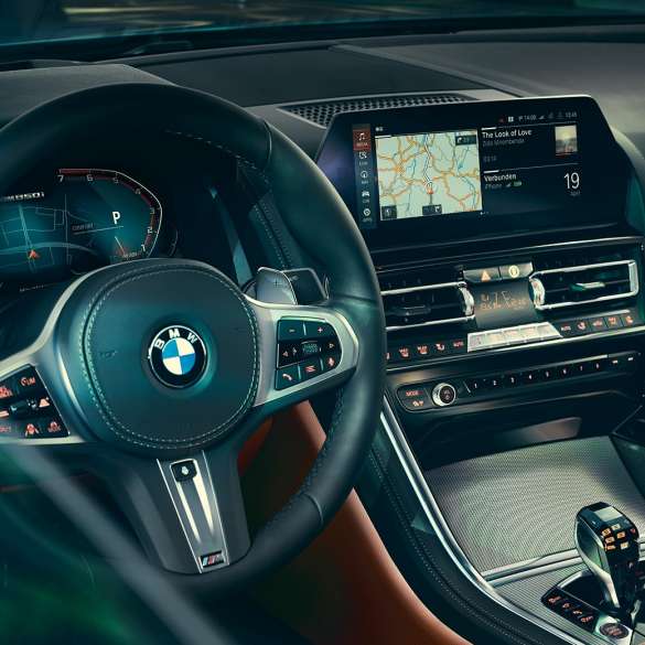 BMW řady 8 Coupé, kokpit. BMW řady 8 Coupé, kokpit, detailní pohled na volant a kontrolní displej.