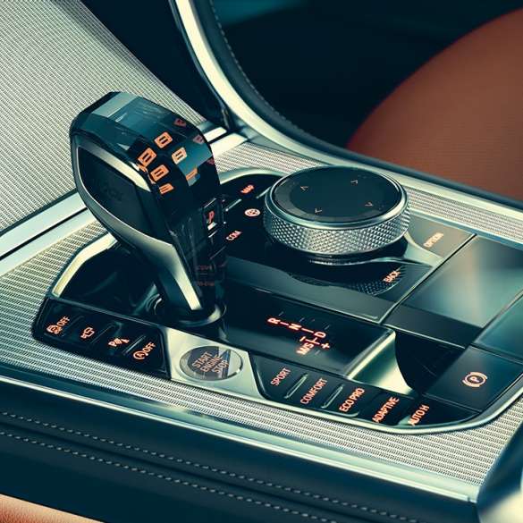 BMW řady 8 Coupé, interiér. BMW řady 8 Coupé, interiér, detailní pohled na volič převodovky.