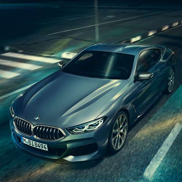 BMW řady 8 Coupé, tříčtvrteční pohled zpředu. BMW řady 8 Coupé, tříčtvrteční statický pohled zpředu, s detailním záběrem na kapotu motoru.