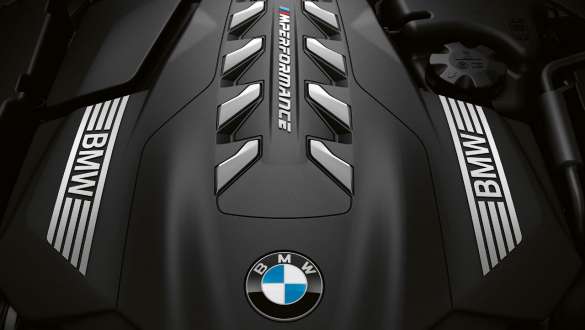 Zážehový 8válec BMW M TwinPower Turbo M850i BMW řady 8 Coupé G15 LCI Facelift 2022 Zážehový 8válec BMW M TwinPower Turbo M850i BMW řady 8 Coupé G15 LCI Facelift 2022 detailní pohled na kryt motoru