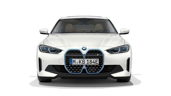 BMW i4 eDrive40 G26 2021 Mineral White (bílá) pohled zepředu BMW i4 eDrive40 G26 2021 Mineral White (bílá) pohled zepředu