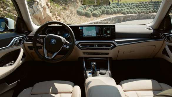 Palubní deska BMW i4 G26 2021 Palubní deska BMW i4 G26 2021 pohled do interiéru
