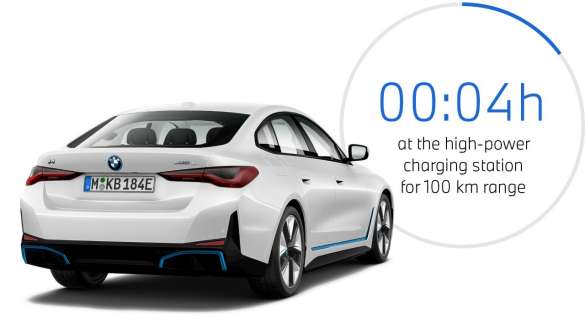 BMW i4 eDrive40 G26 2021 tříčtvrteční pohled zezadu s grafem nabíjecích časů BMW i4 eDrive40 G26 2021 tříčtvrteční pohled zezadu s grafem nabíjecích časů