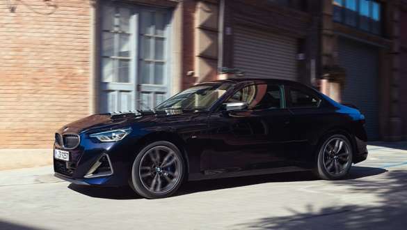 Tříčtvrteční pohled z boku BMW M240i xDrive Coupé G42 2021 Automatická převodovka Steptronic Sport BMW M240i xDrive Coupé G42 2021 metalický lak Black Sapphire (černá) tříčtvrteční pohled z boku převodovka Steptronic Sport